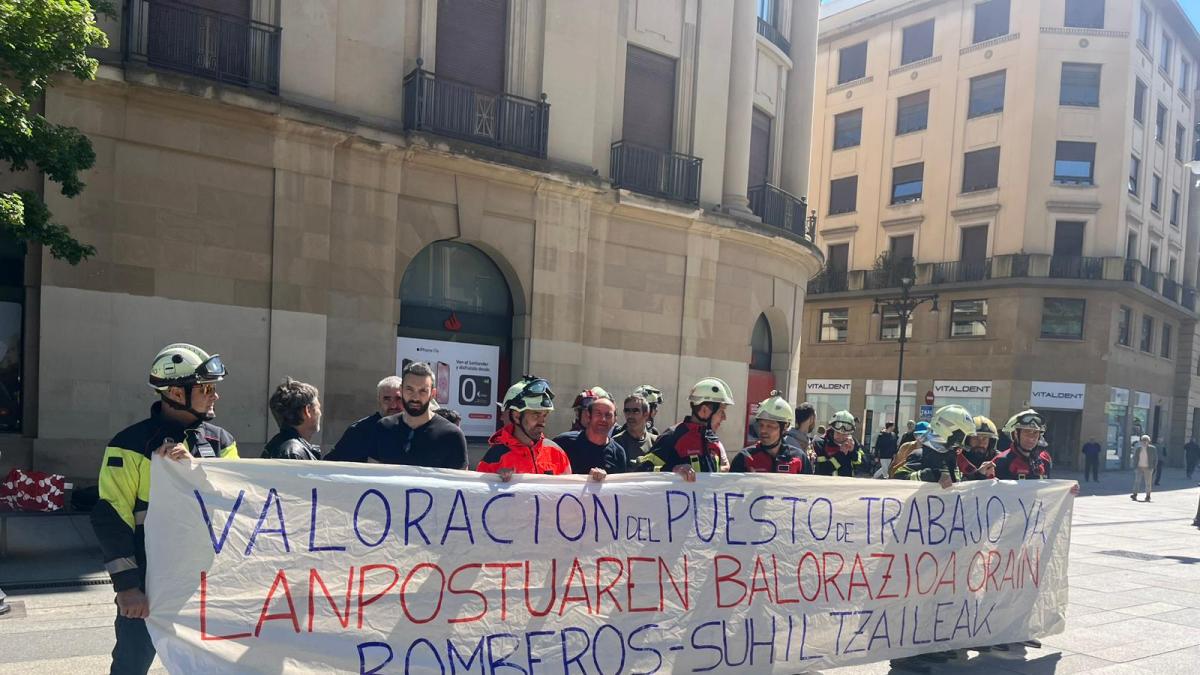 <![CDATA[Nueva concentración de los bomberos navarros frente al Palacio de Navarra]]>