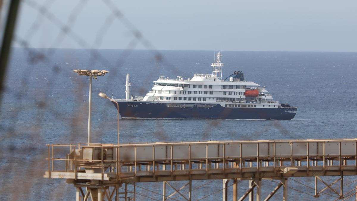 <![CDATA[Sanidad asevera que la cuarentena no puede hacerse en el crucero: 