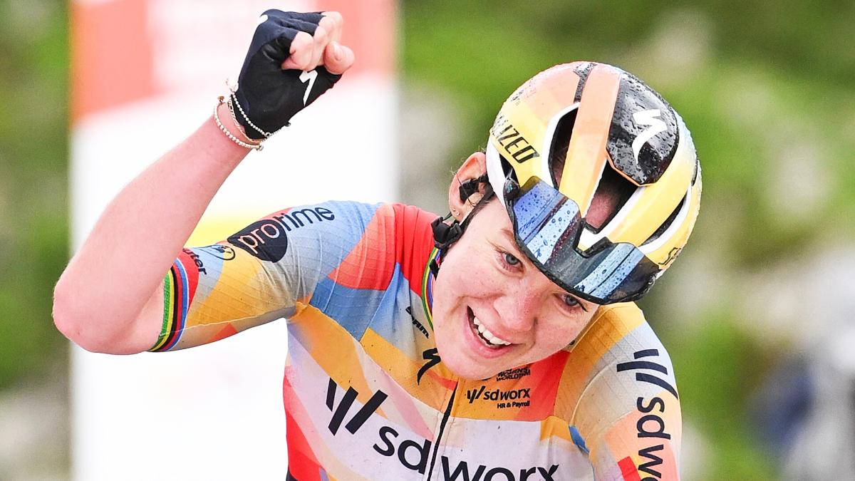 <![CDATA[Van der Breggen gana un pulso heroico ante Paula Blasi y lidera la Vuelta]]>