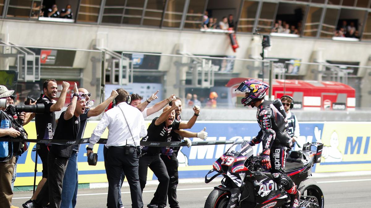 <![CDATA[Jorge Martín firma un épico triunfo al esprint y Marc Márquez se va al suelo]]>