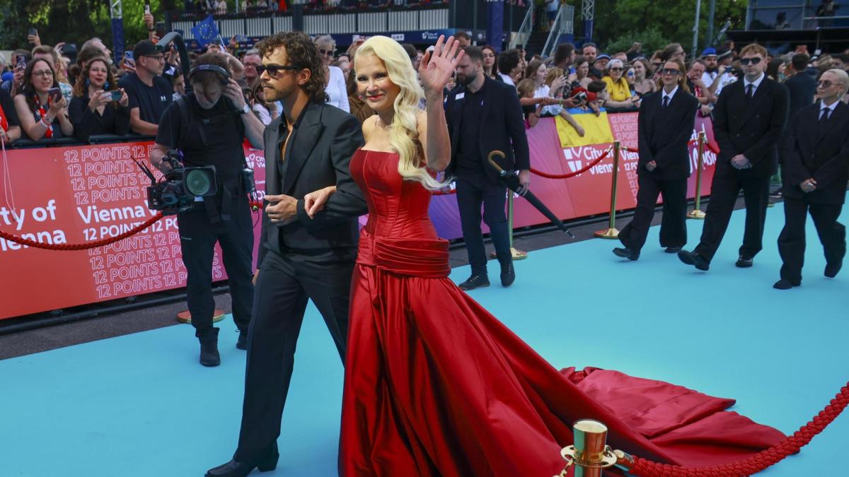 <![CDATA[El desfile por la tradicional 'alfombra turquesa' da el pistoletazo de salida al polémico Eurovisión 2026]]>