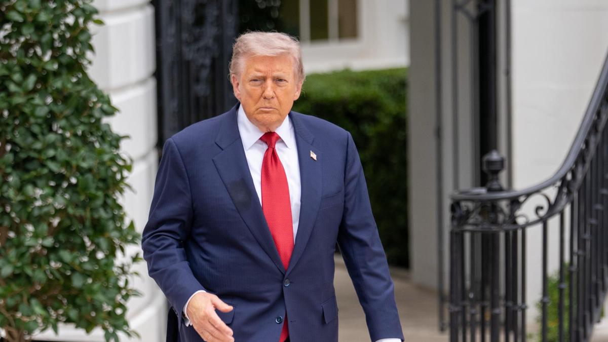 <![CDATA[Trump considera 