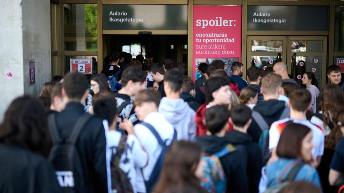 <![CDATA[Navarra podría utilizar detectores de frecuencia para captar a alumnos que copien con IA en la EvAU]]>