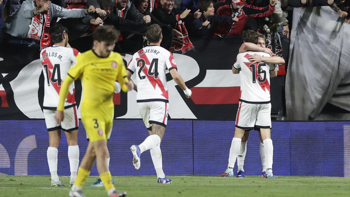 <![CDATA[Stuani manda al Oviedo a segunda de cabeza]]>