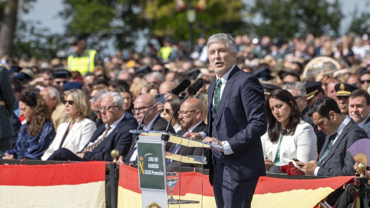 <![CDATA[Marlaska, interrumpido por abucheos al hablar de los guardias civiles fallecidos en Huelva: 