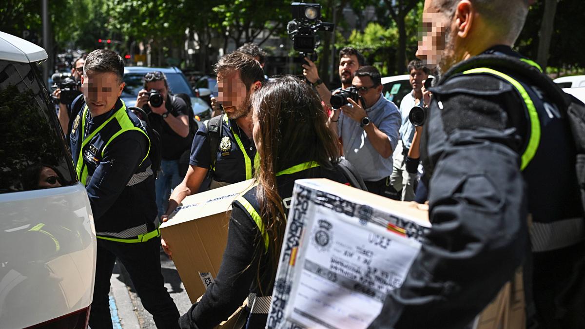 <![CDATA[La Policía accedió a una caja fuerte en el despacho de Zapatero durante el registro a su secretaria personal]]>