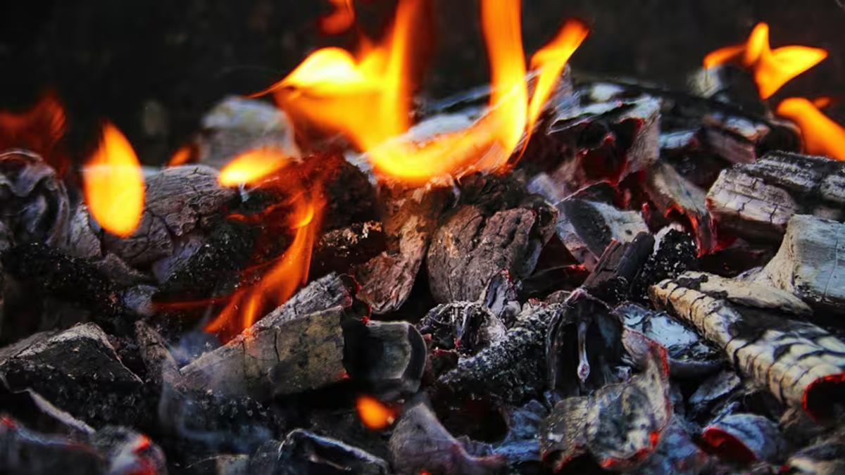 <![CDATA[Mezclar las cenizas del asado con agua: para qué sirve y por qué se recomienda]]>