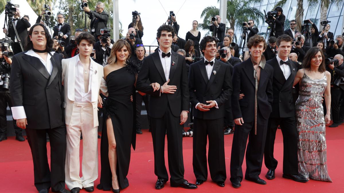 <![CDATA[Penélope Cruz amadrina a Los Javis para cruzar la alfombra roja de su debut en Cannes]]>