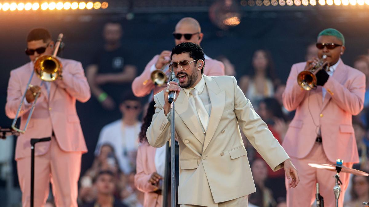 <![CDATA[El reguetón y la salsa toman Barcelona en el desembarco de Bad Bunny en Europa]]>