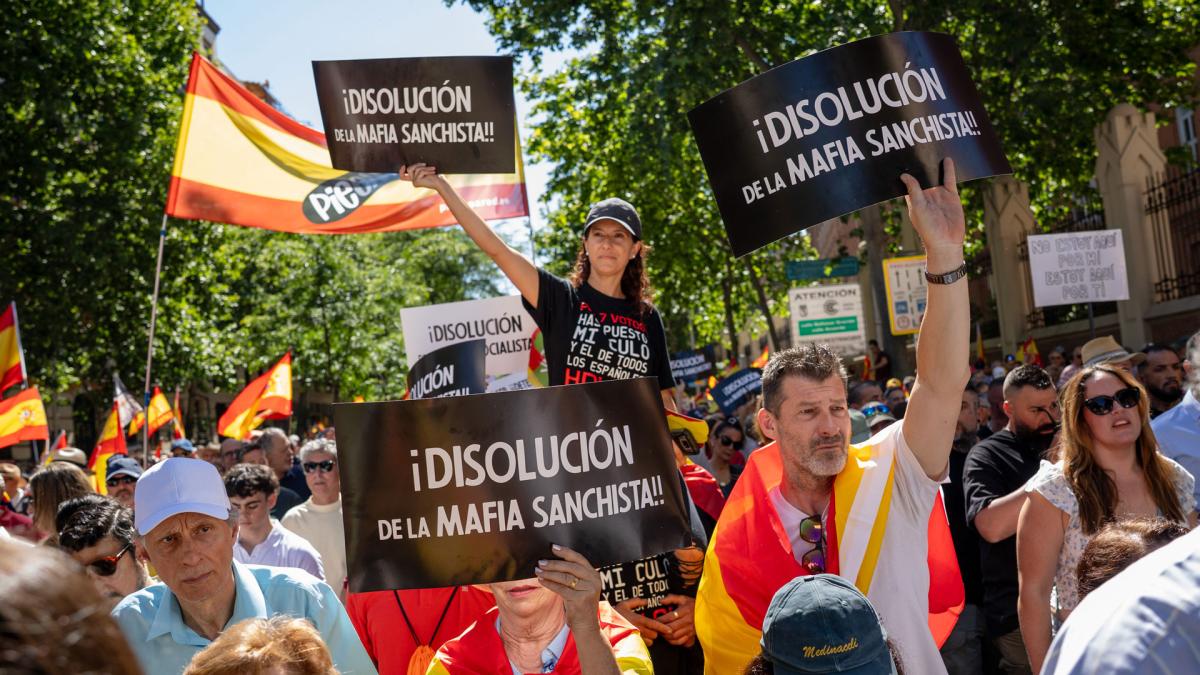 <![CDATA[Fotos de la manifestación convocada por Sociedad Civil Española para pedir la dimisión de Pedro Sánchez]]>