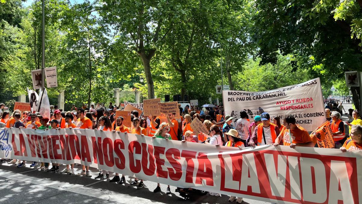 <![CDATA[Cientos de personas toman las calles de Madrid en defensa de una vivienda 