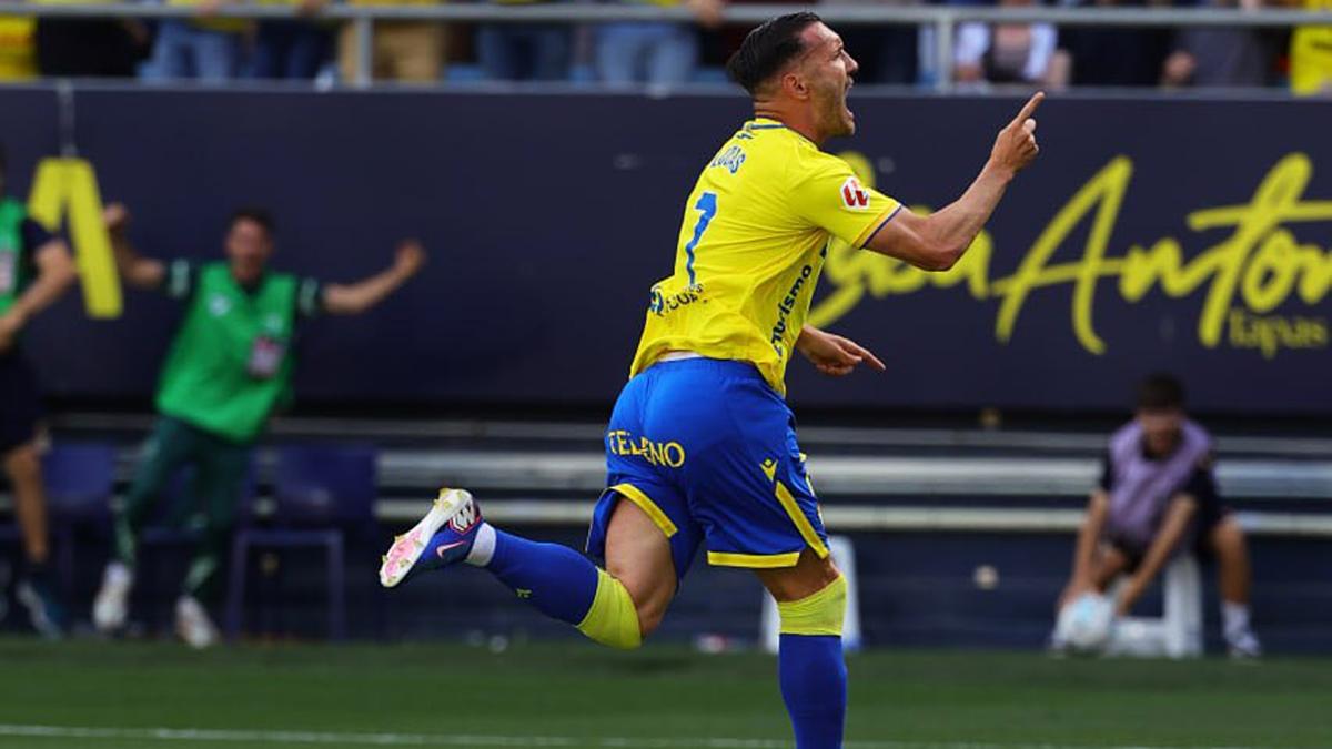 <![CDATA[Dos detenidos por estafar al futbolista Lucas Pérez 340.000 euros]]>