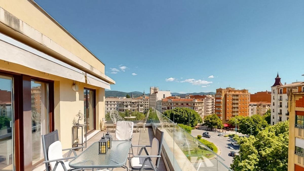 <![CDATA[Un exclusivo ático dúplex con dos terrazas para disfrutar del sol durante todo el día en pleno de centro de Pamplona]]>
