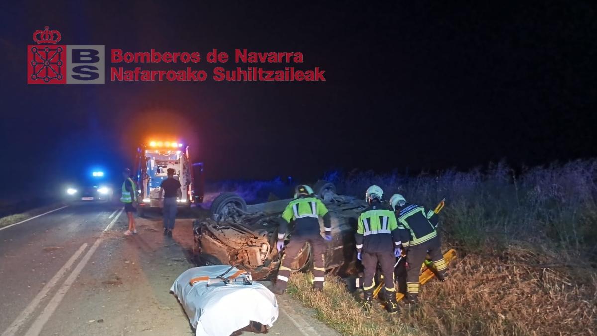<![CDATA[Herido un joven de 21 años tras salirse de la vía y volcar con su vehículo en Peralta]]>