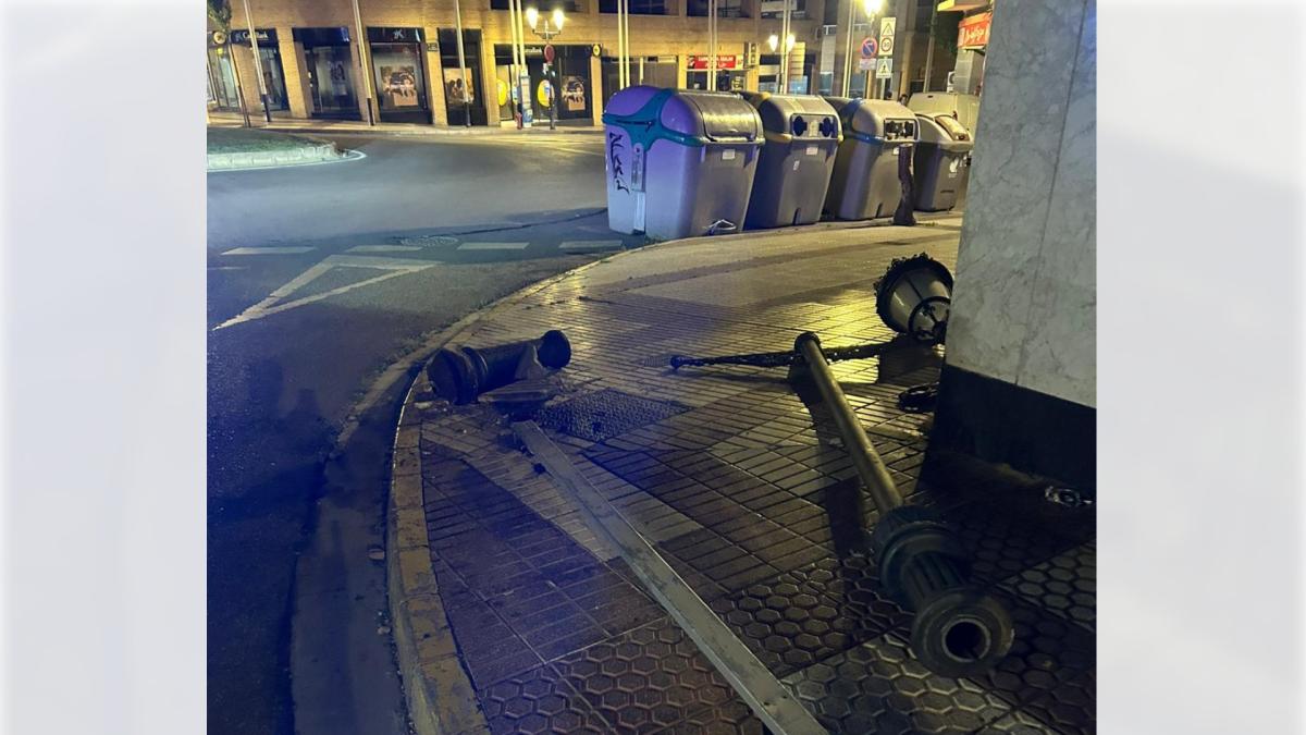 <![CDATA[Denunciado un conductor tras derribar una farola y una señal realizando un trompo y darse a la fuga]]>