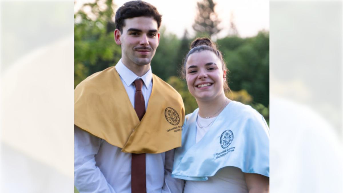 <![CDATA[Los dos hermanos mellizos que se han graduado el mismo día en la Universidad de Navarra]]>