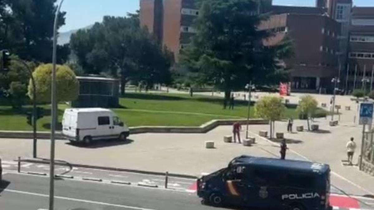 <![CDATA[Acordonan una zona cercana a la Clínica Universidad de Navarra por la presencia de una maleta sospechosa]]>