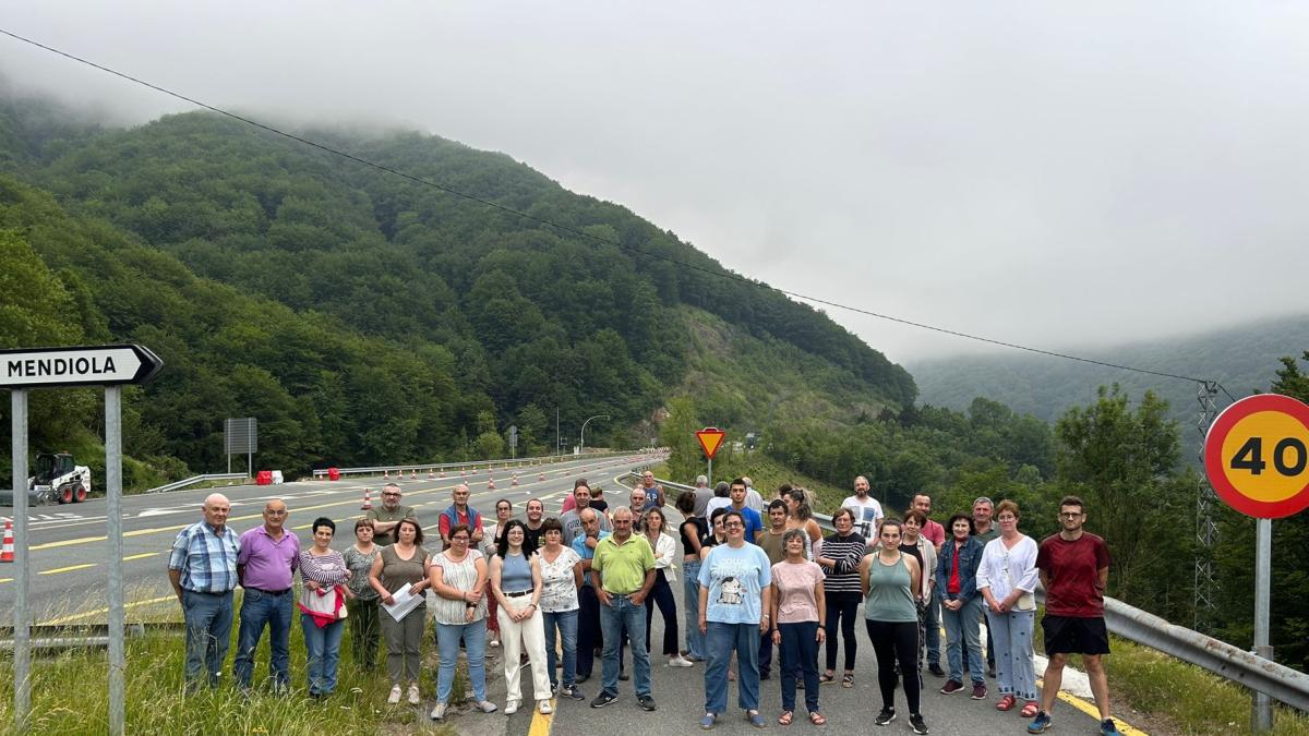 <![CDATA[Protesta vecinal por las afecciones que causarán los túneles de Belate en los accesos a un barrio de Almandoz]]>