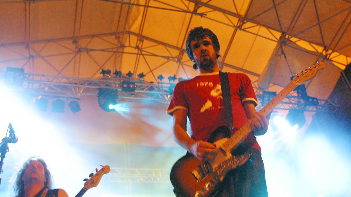 <![CDATA[Empujones y codazos por ver a Berri Txarrak en Pamplona]]>