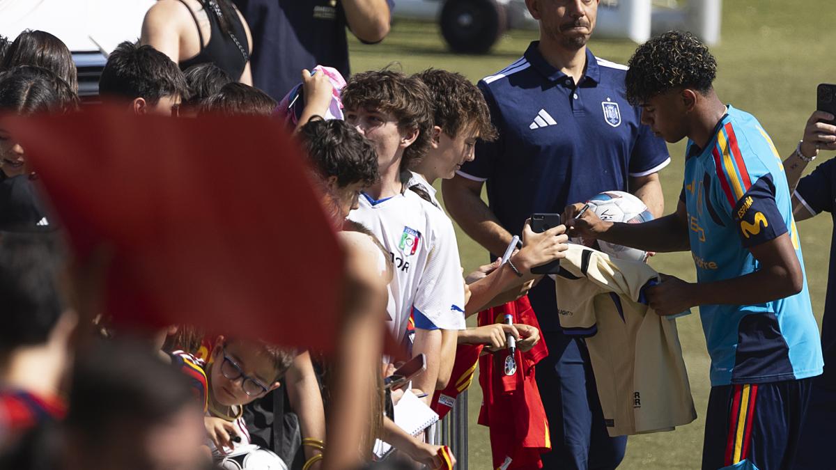 <![CDATA[La Roja se da un baño de masas en el primer entrenamiento mudnialista]]>