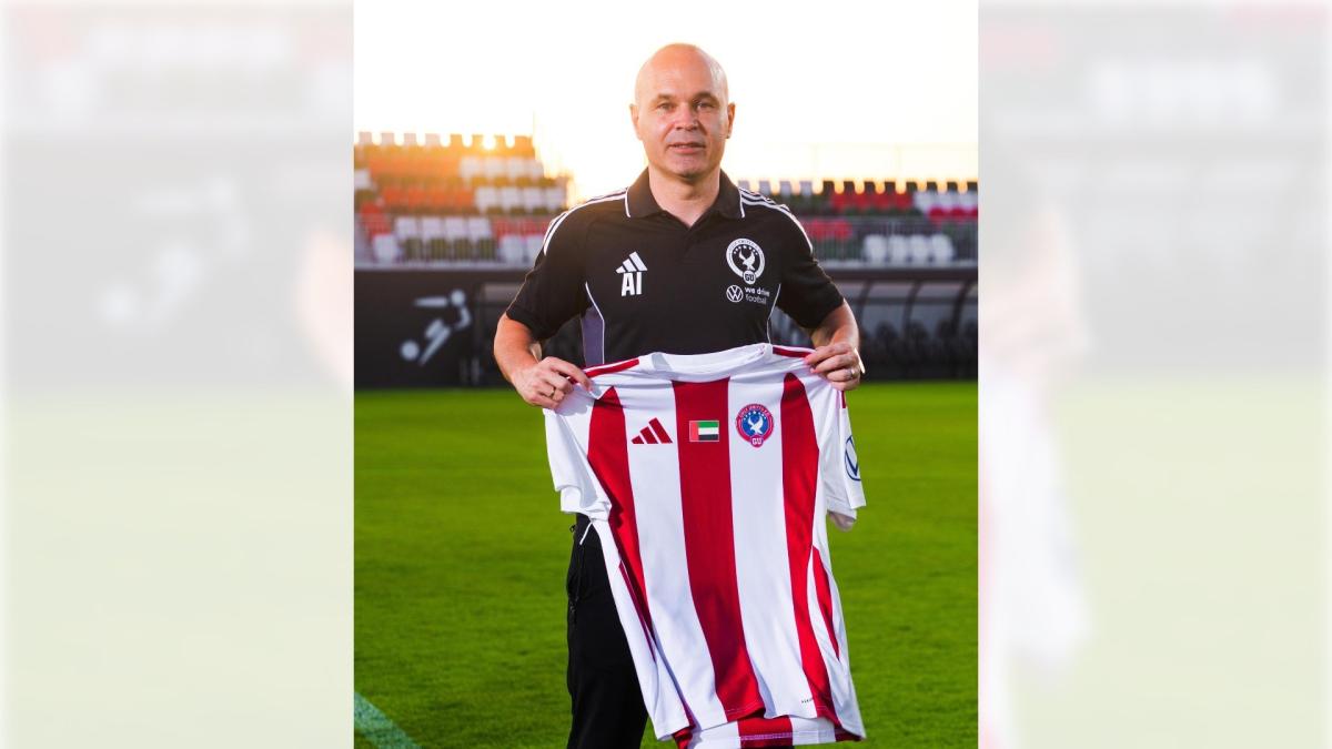 <![CDATA[Andrés Iniesta comienza su andadura en los banquillos en el Gulf United FC emiratí]]>