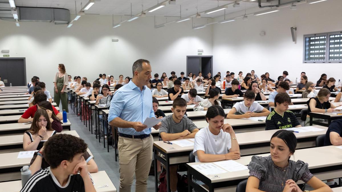 <![CDATA[Los nervios marcan el inicio de la PAU en Navarra para más de 4.000 estudiantes]]>