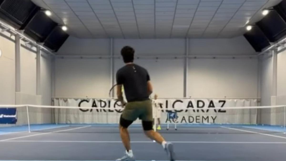 <![CDATA[Alcaraz vuelve a entrenarse un mes y medio después, y golpeando la bola con la izquierda]]>