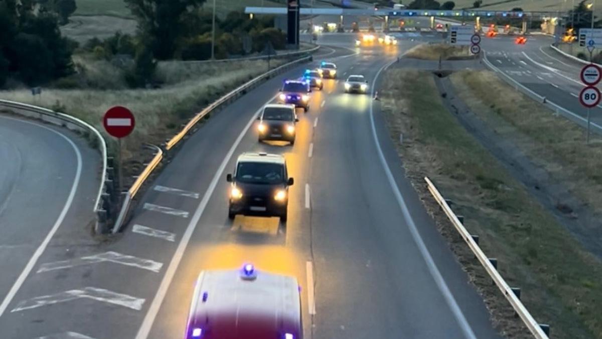 <![CDATA[Los cuerpos de los agentes de la Policía Foral fallecidos llegan a Pamplona escoltados por sus compañeros]]>