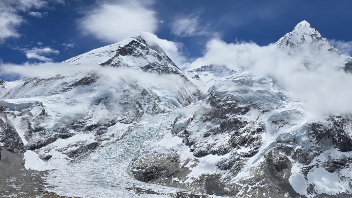 <![CDATA[Milagro en el Everest: sobrevive a una semana de descenso solo y sin apenas comida desde los más de 7.300 metros]]>