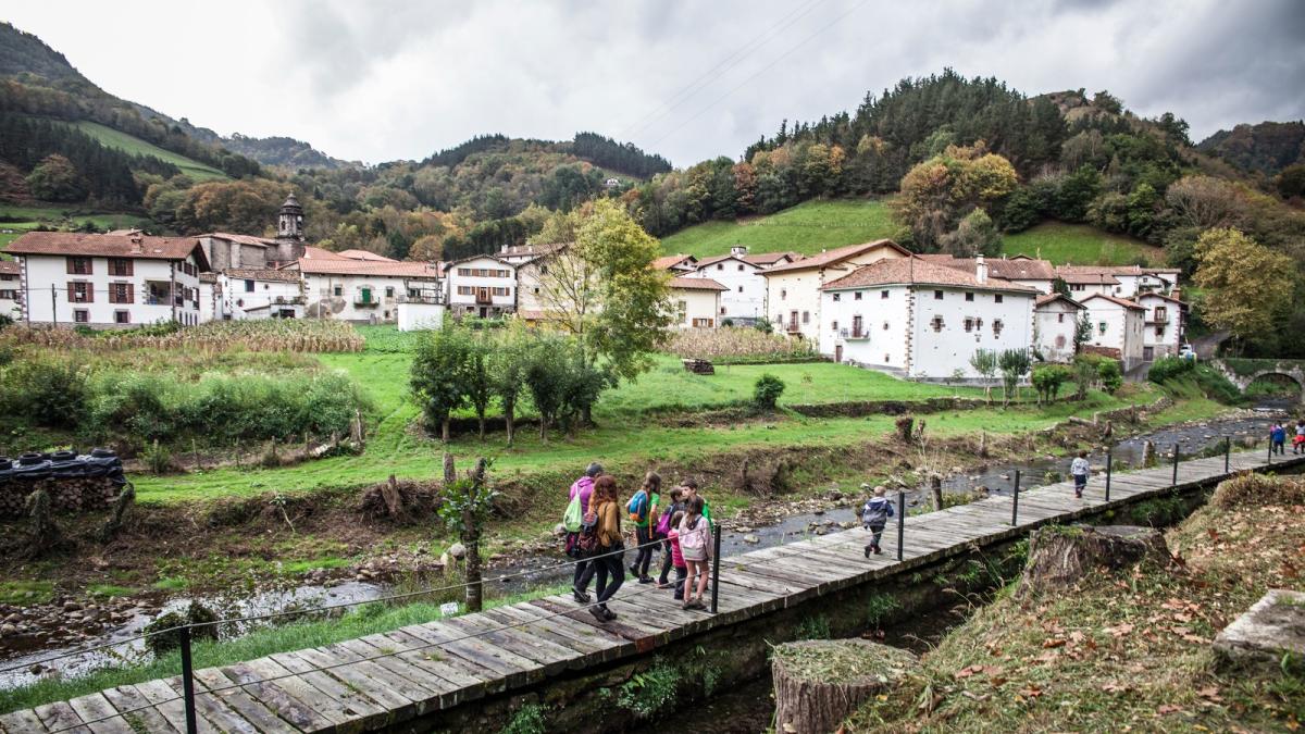 <![CDATA[Zubieta propone habilitar bordas como vivienda ante el riesgo de despoblación]]>