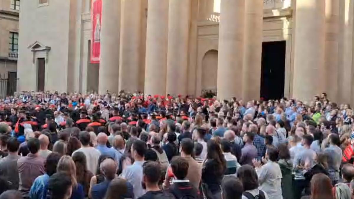 <![CDATA[Vídeo de la salida de los familiares de los policías forales tras el funeral en la Catedral de Pamplona]]>