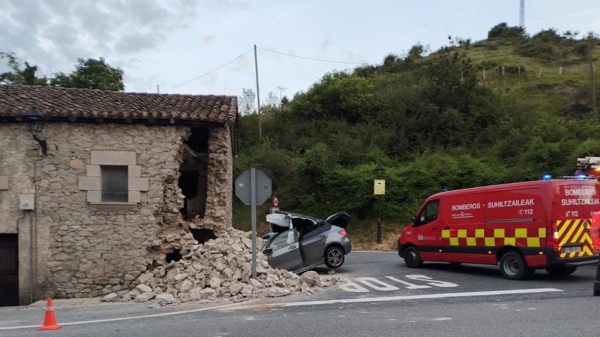 <![CDATA[Una mujer de 20 años, trasladada al hospital tras empotrar su coche contra una vivienda en Erice]]>