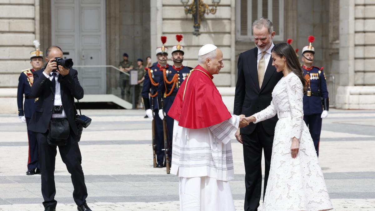 <![CDATA[La reina recupera un diseño que realza el 'privilegio del blanco' en la recepción al papa]]>