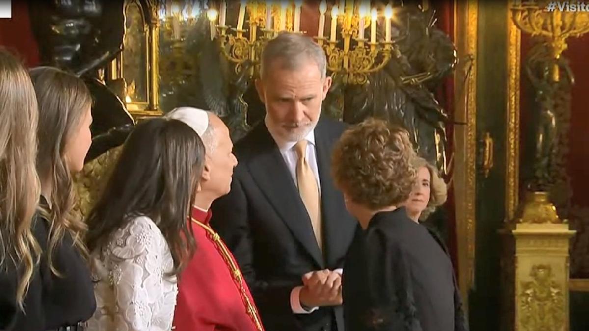 <![CDATA[Las palabras del Rey al papa durante el saludo de María Chivite]]>
