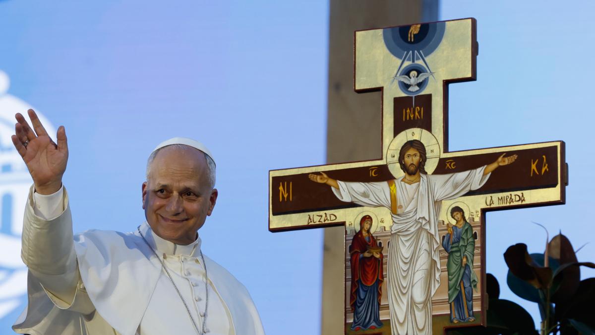 <![CDATA[Primer día de León XVI en España: pide acabar con la polarización y alienta a los jóvenes a 