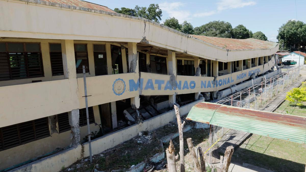 <![CDATA[Al menos 14 muertos por un seísmo en Filipinas con 