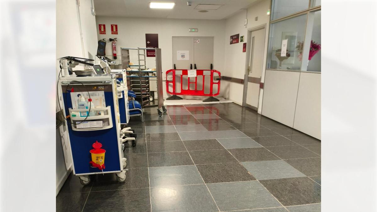 <![CDATA[No es un techo, es un hospital parcheado que se cae