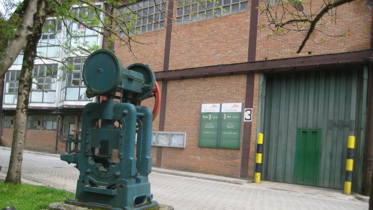<![CDATA[Arcelor Mittal derriba en Lesaka unas nav