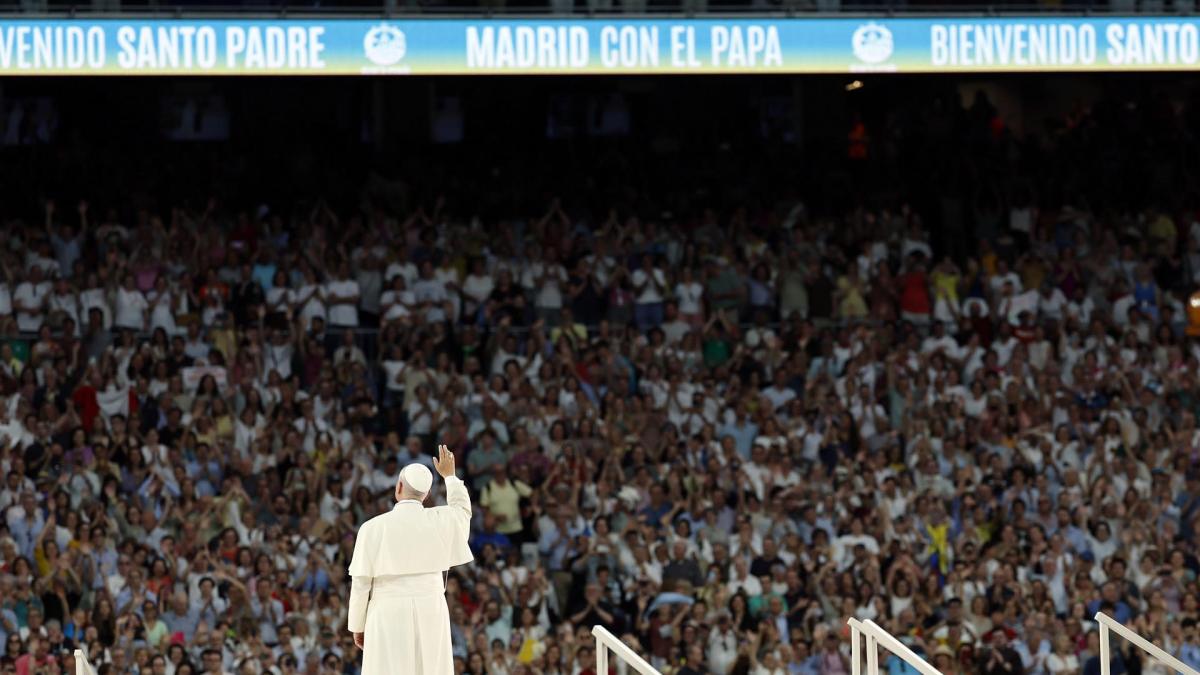 <![CDATA[80.000 fieles arropan al Papa en el Bernabéu en un 