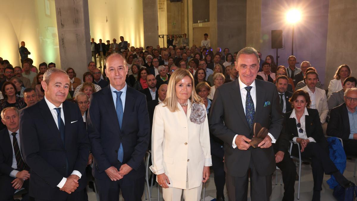 <![CDATA[Carlos Herrera reivindica el periodismo como la "ar