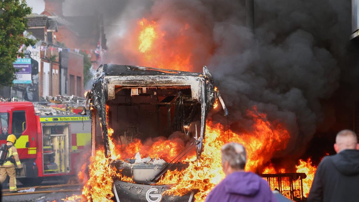 <![CDATA[Conmoción y disturbios en Belfast tras el brutal in