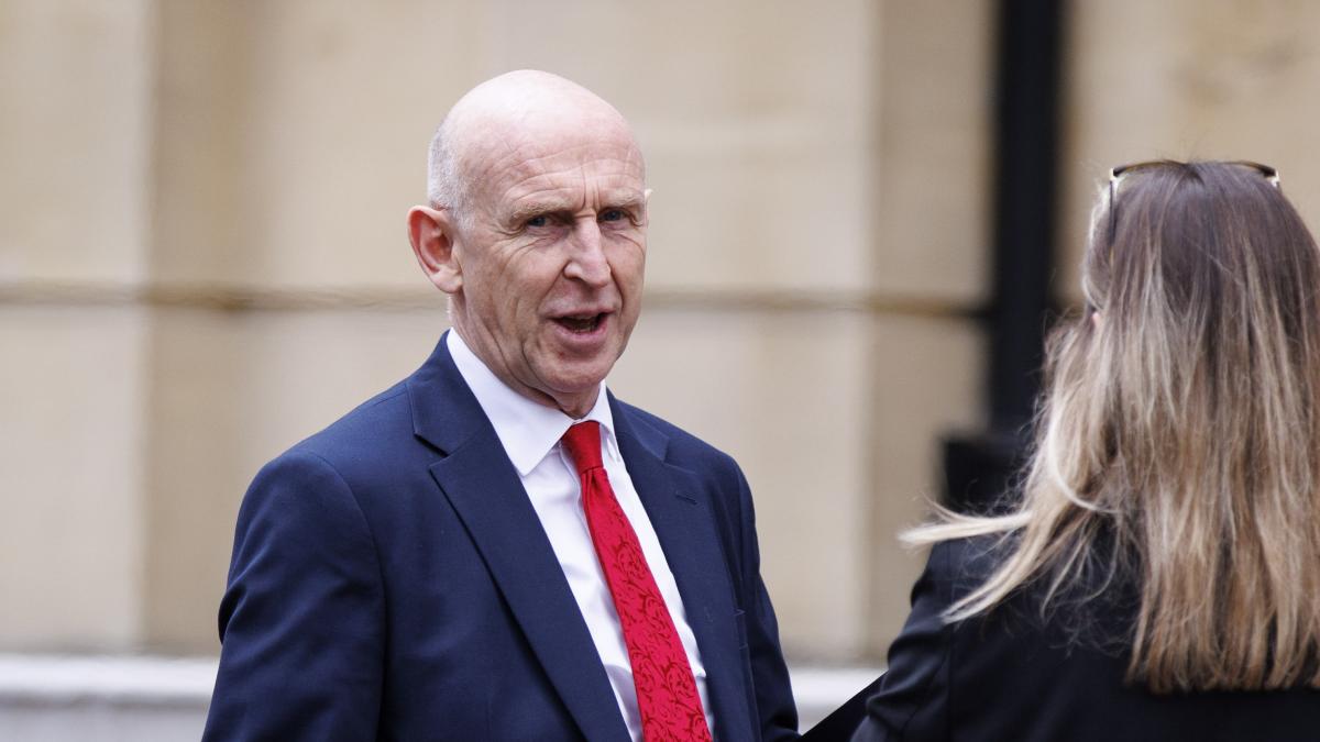 Dimite por sorpresa el ministro de Defensa británico John He