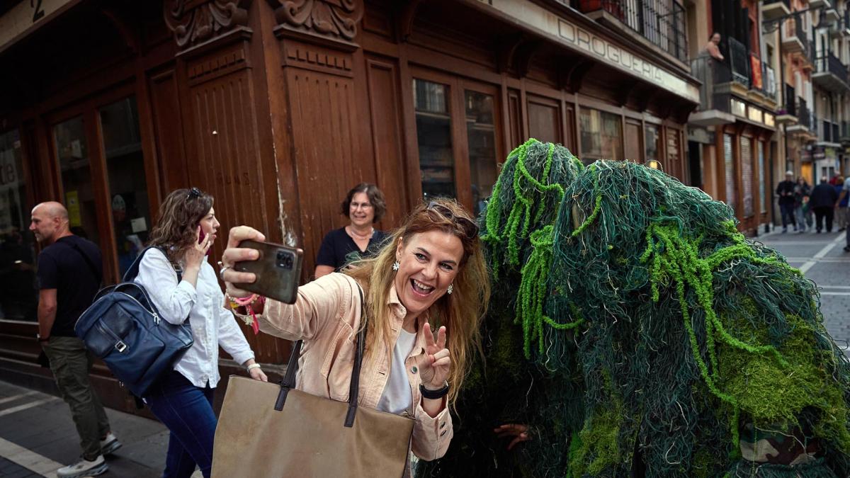 Fotos del 'plantón móvil' por las calles del Casco Viejo de 