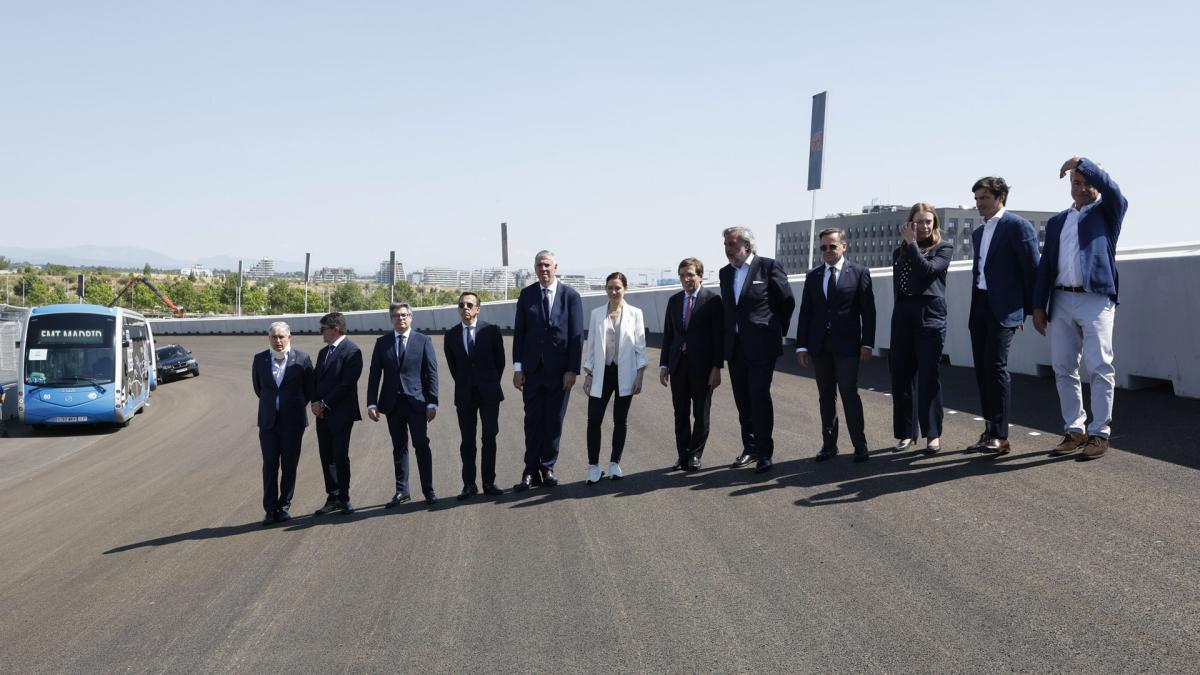 El Madring iza la bandera del Gran Premio de España, con Carlos Sainz como embajador