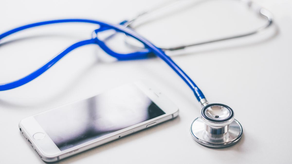 La Sanidad inglesa utilizará la IA para asesorar a pacientes y reducir tiempos de espera