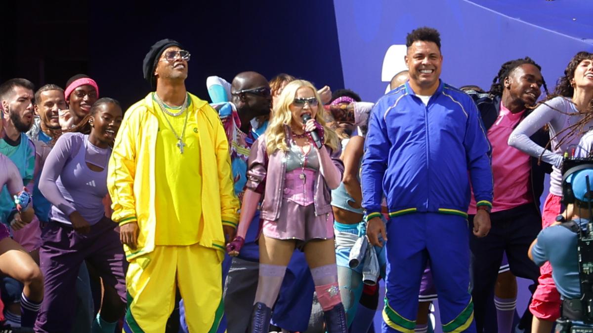 El primer show a lo USA en una final del Mundial: Madonna al volante con Ronaldinho y Ronaldo
