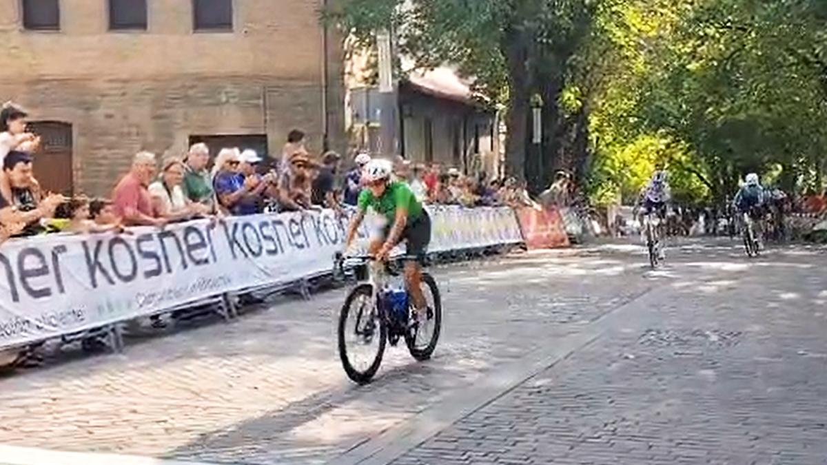 Vídeo con la llegada de la tercera etapa de la Vuelta a Pamplona 2026