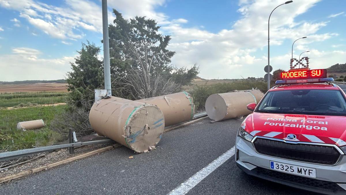 Un camión pierde una carga de cinco bobinas de cartón de más de 3.000 kilos cada una en la AP-15
