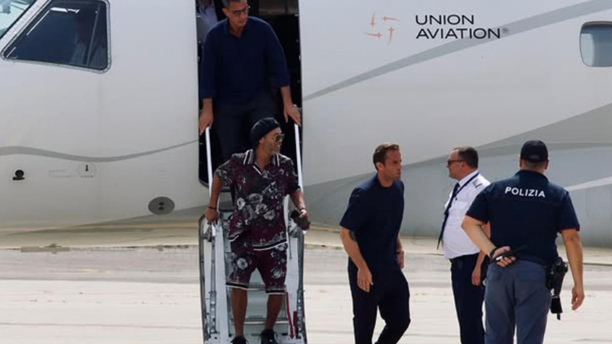Ronaldinho aterriza en Italia para su presentación como nuevo jugador ...
