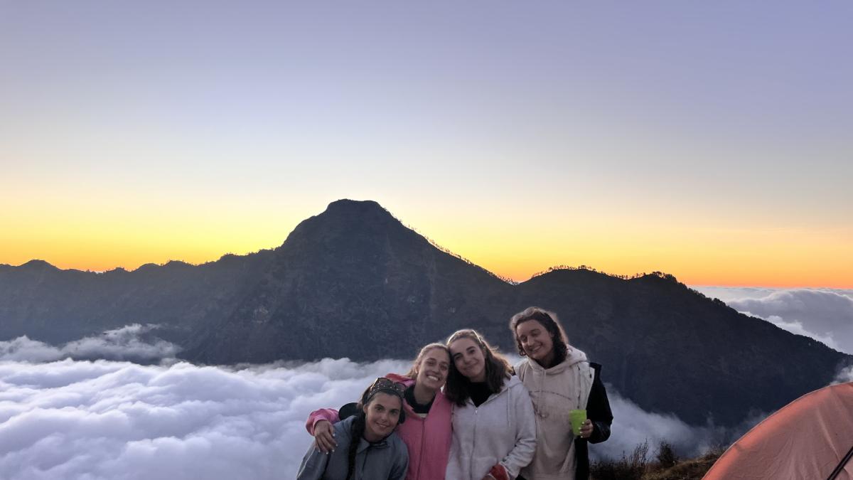 dos-navarras-atrapadas-en-indonesia-por-la-erupci-n-del-volc-n-anak